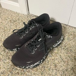 Brooks - Ghost 15 - Ebony Black Oyster